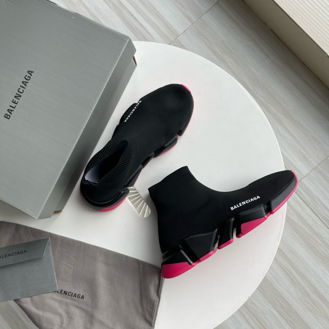 Schwarz-grüne und schwarz-pinke Schuhe