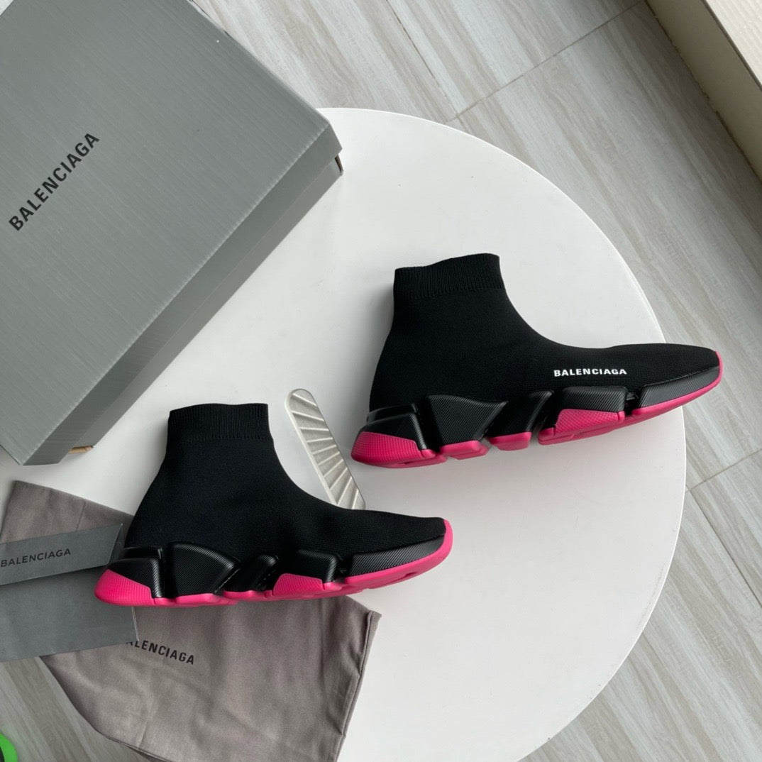 Schwarz-grüne und schwarz-pinke Schuhe