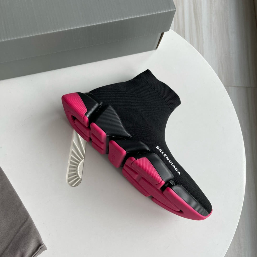 Schwarz-grüne und schwarz-pinke Schuhe