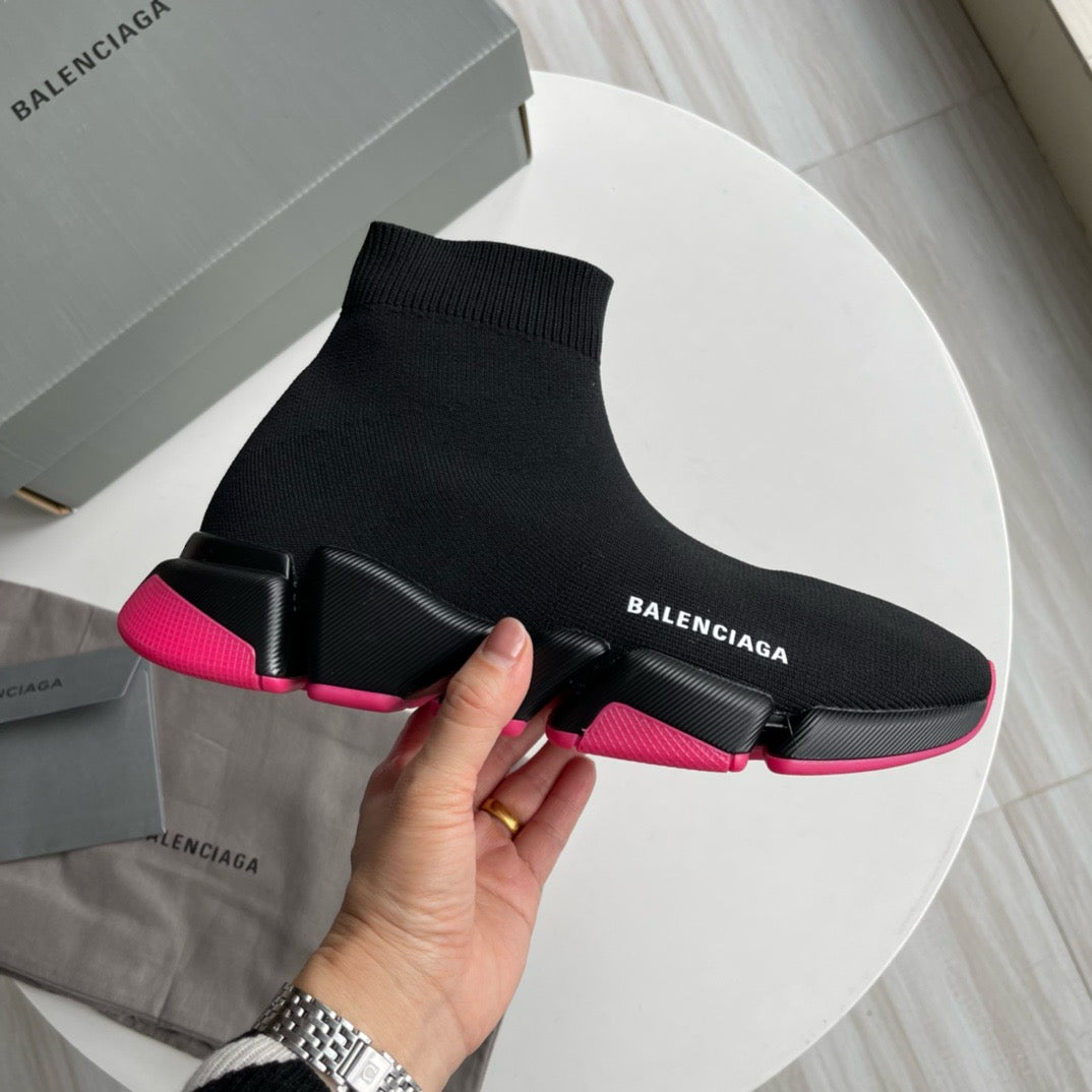 Schwarz-grüne und schwarz-pinke Schuhe