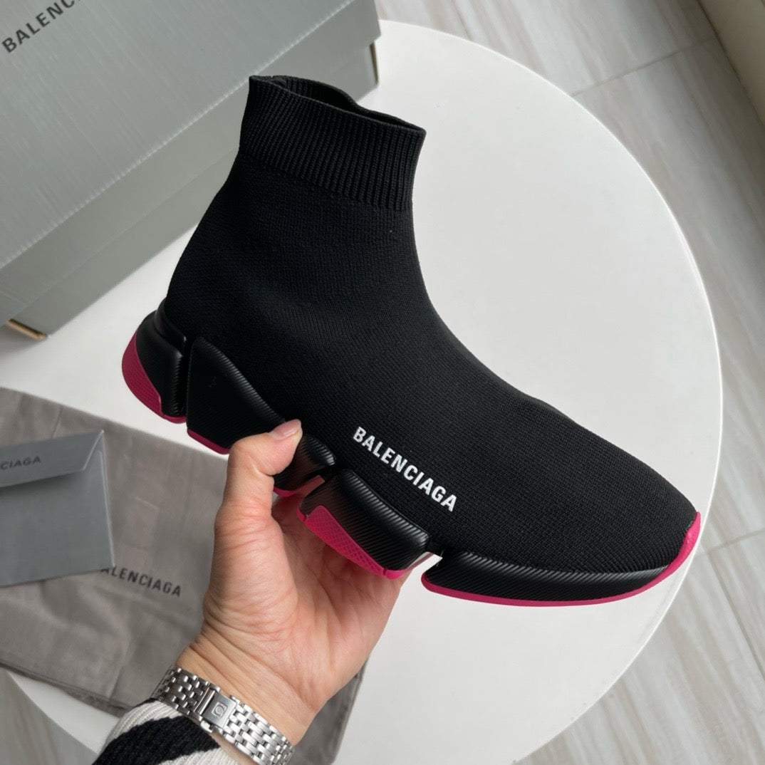 Schwarz-grüne und schwarz-pinke Schuhe