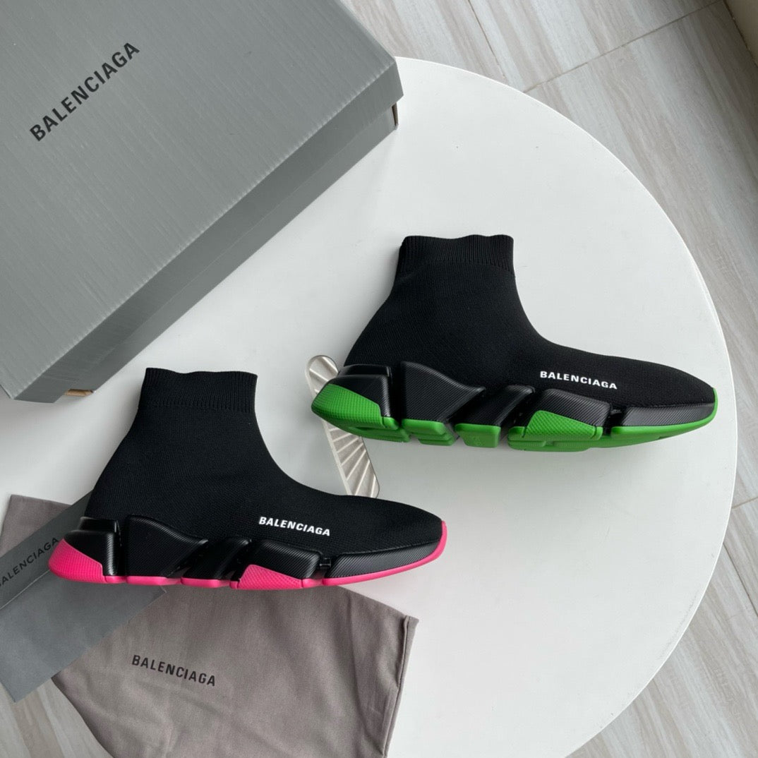 Schwarz-grüne und schwarz-pinke Schuhe