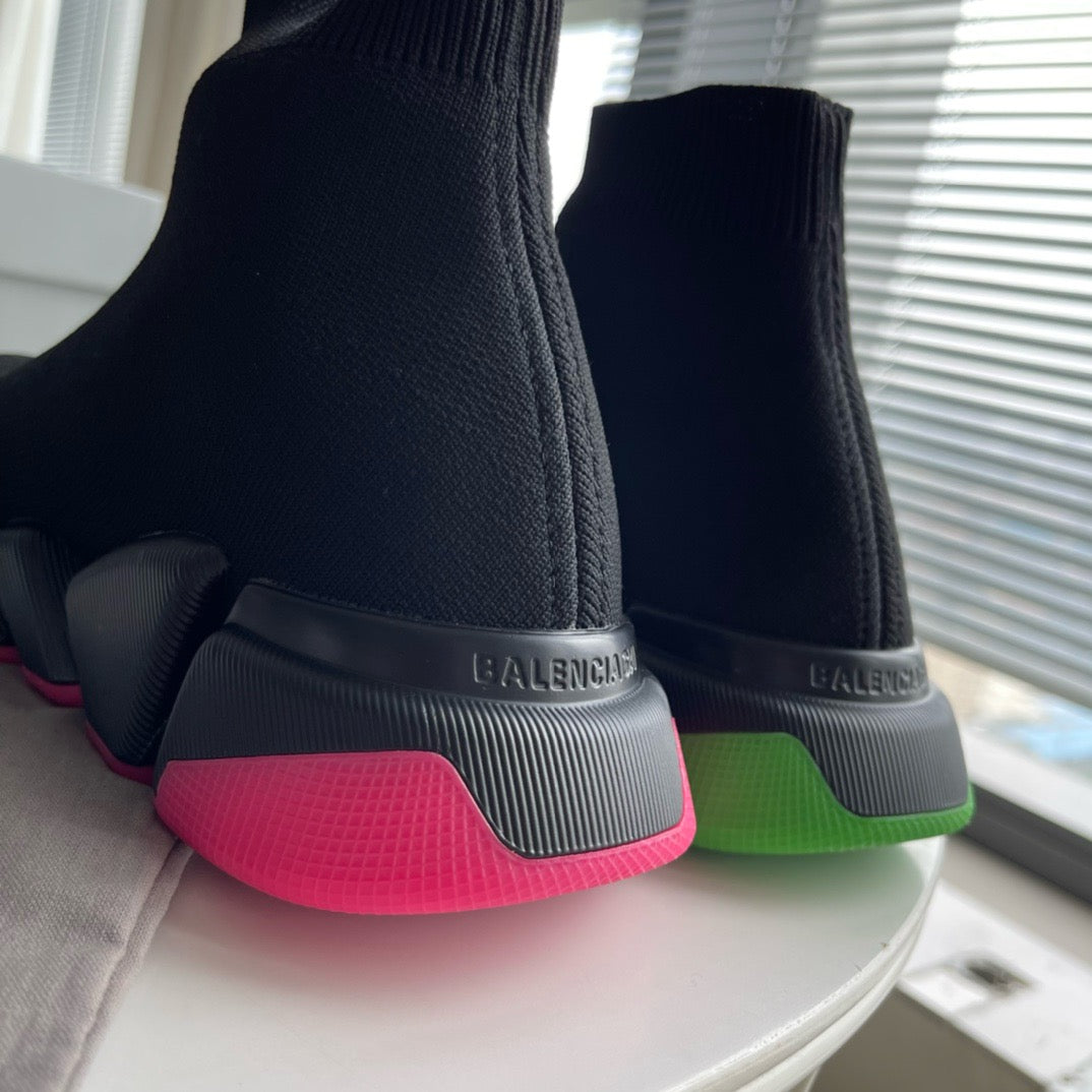 Schwarz-grüne und schwarz-pinke Schuhe