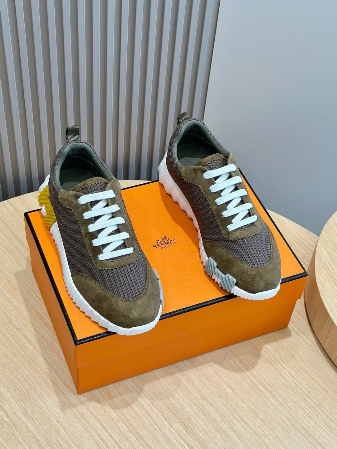 Braune, blaue und weiße Schuhe