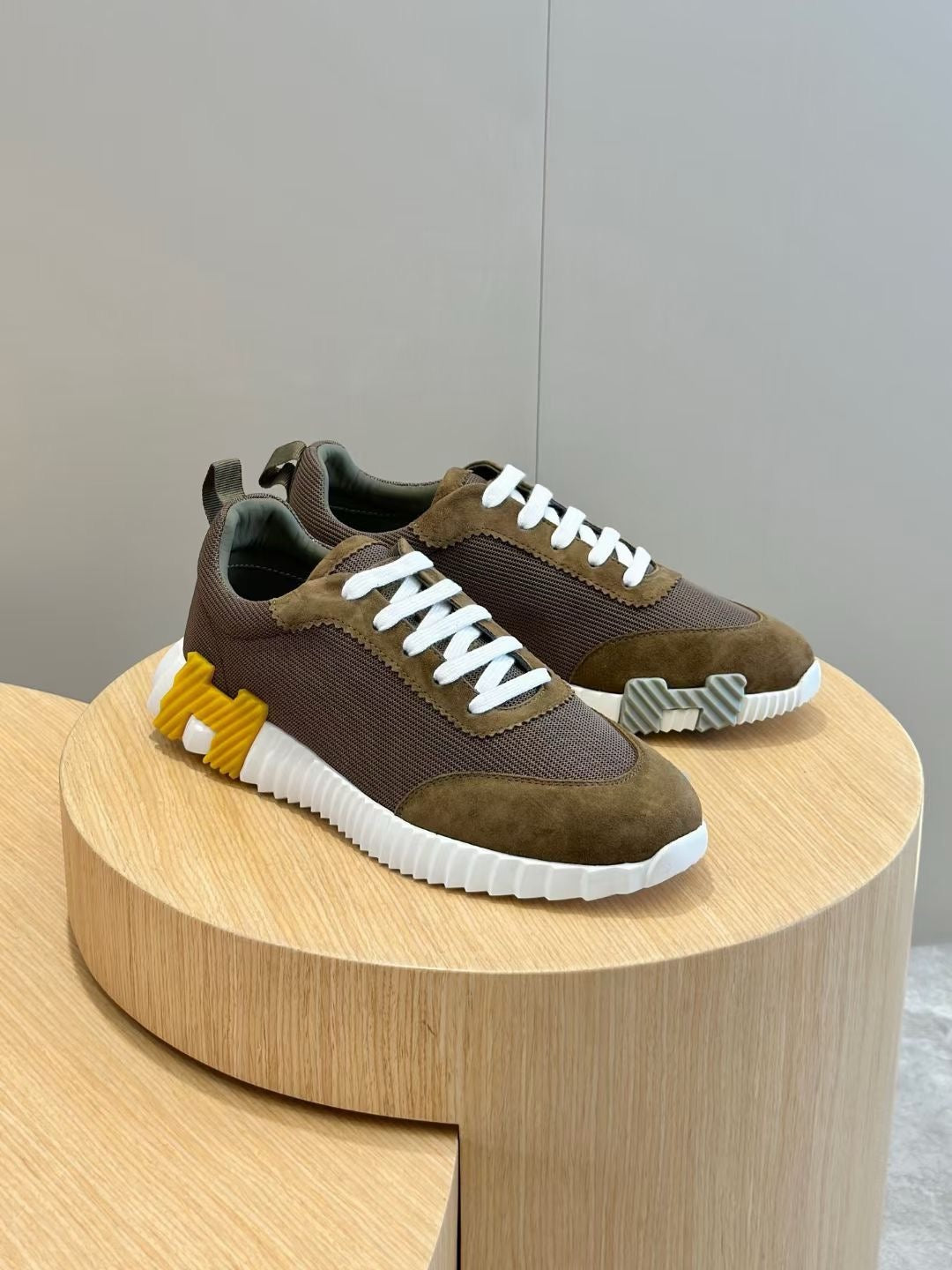 Braune, blaue und weiße Schuhe