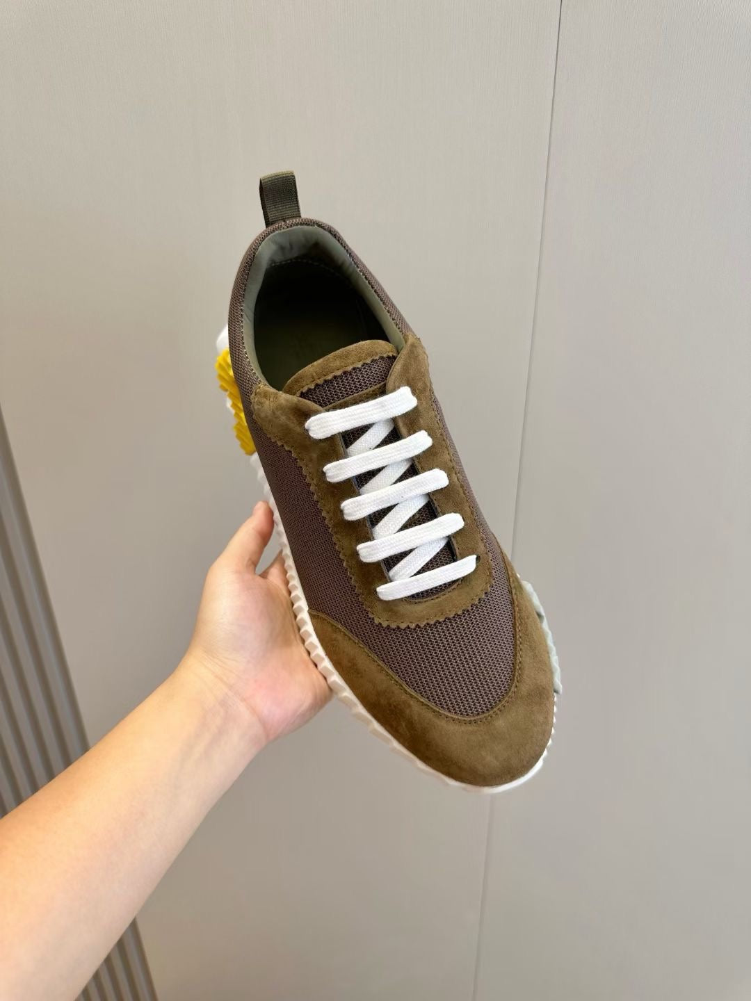 Braune, blaue und weiße Schuhe