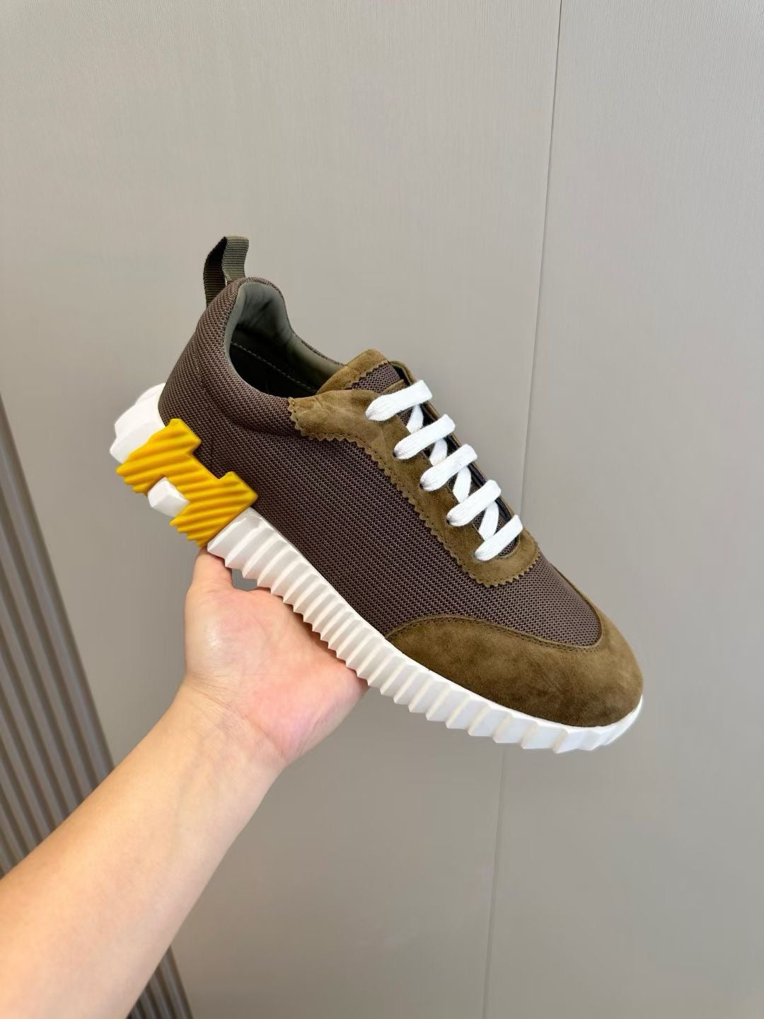 Braune, blaue und weiße Schuhe