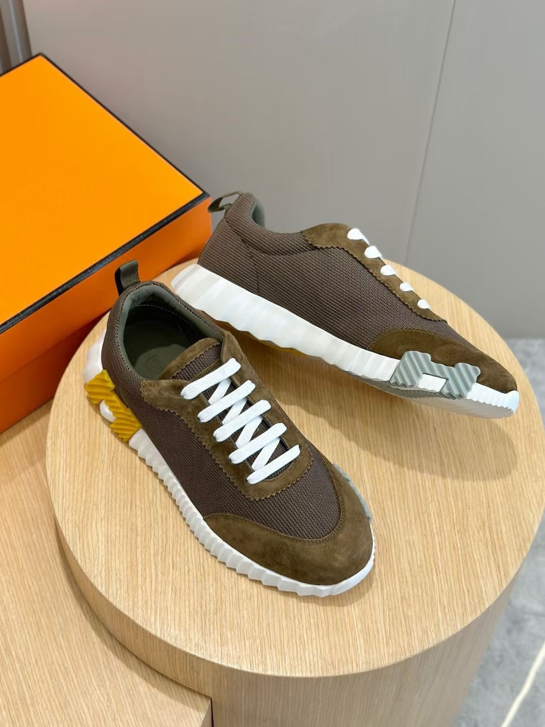 Braune, blaue und weiße Schuhe