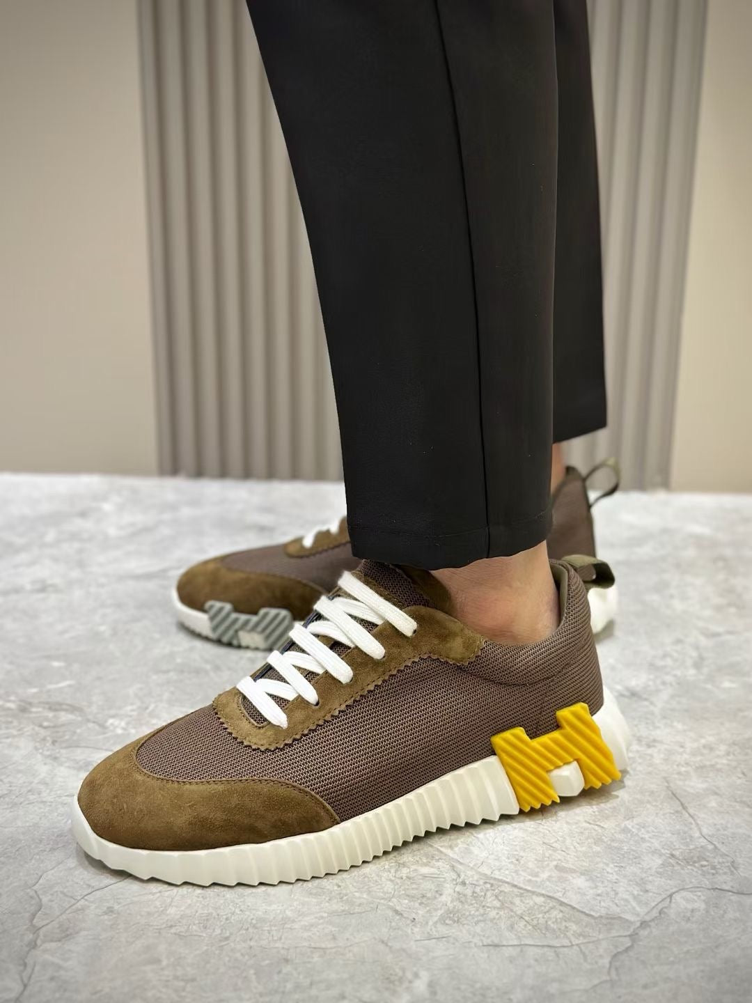 Braune, blaue und weiße Schuhe