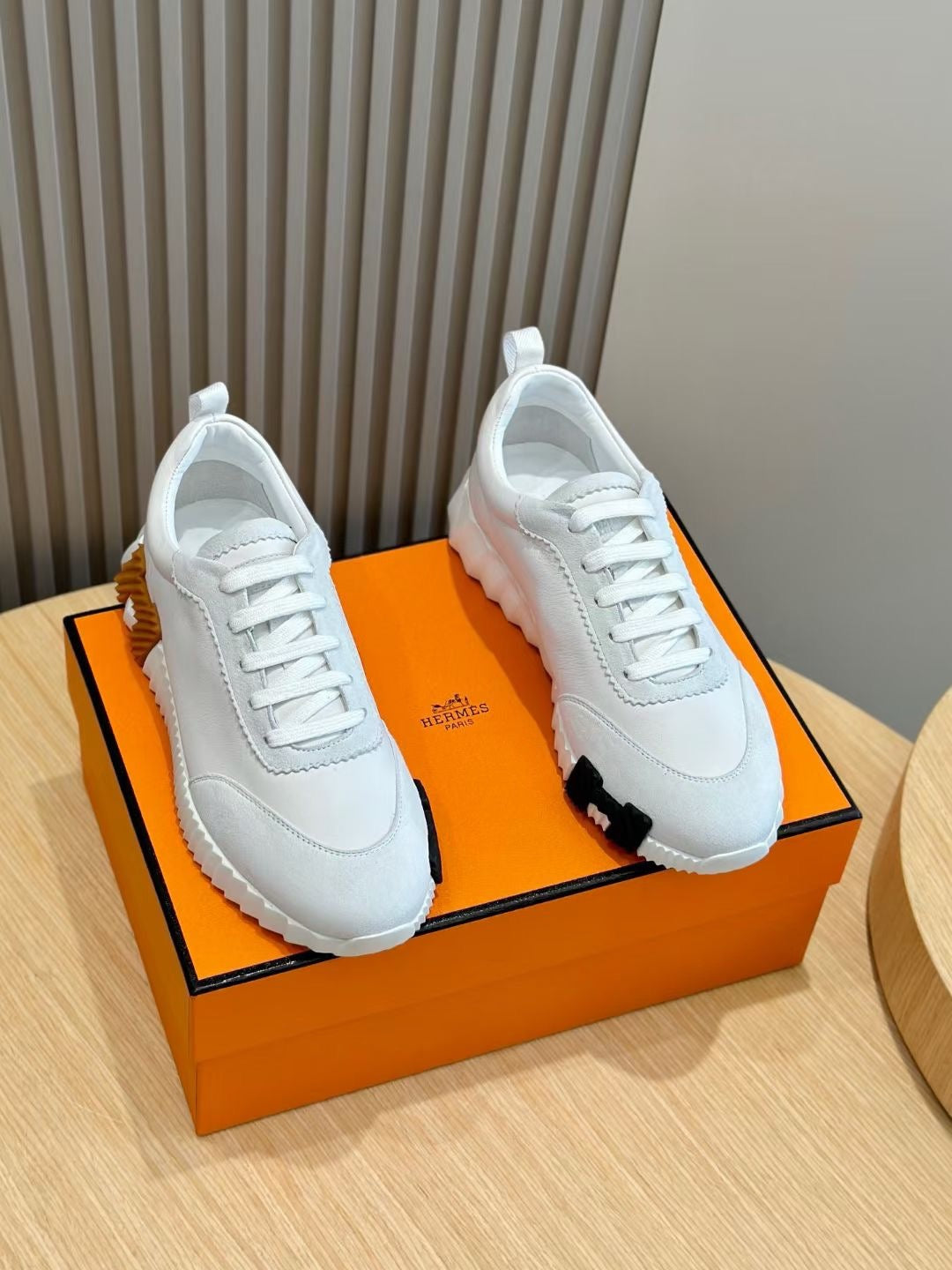 Braune, blaue und weiße Schuhe