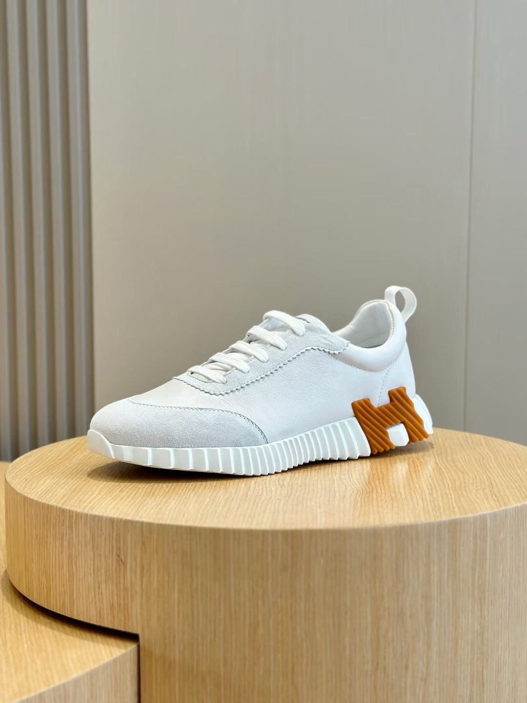 Braune, blaue und weiße Schuhe