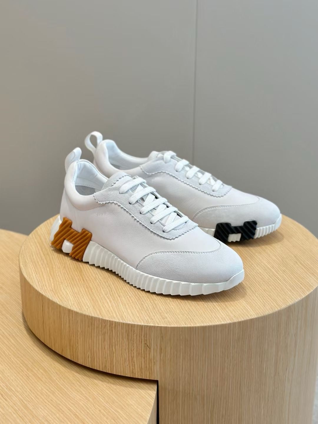 Braune, blaue und weiße Schuhe