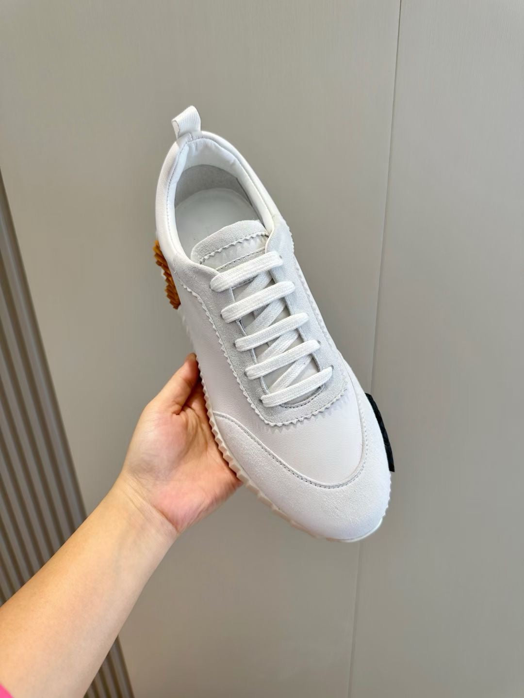 Braune, blaue und weiße Schuhe