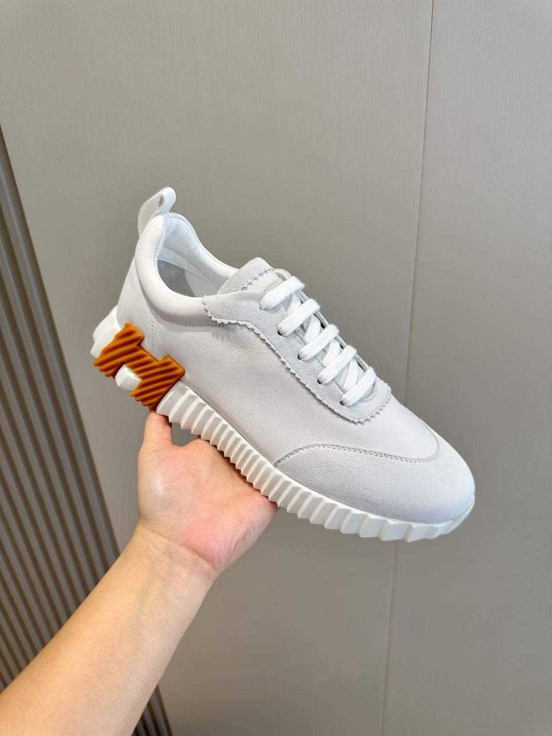 Braune, blaue und weiße Schuhe