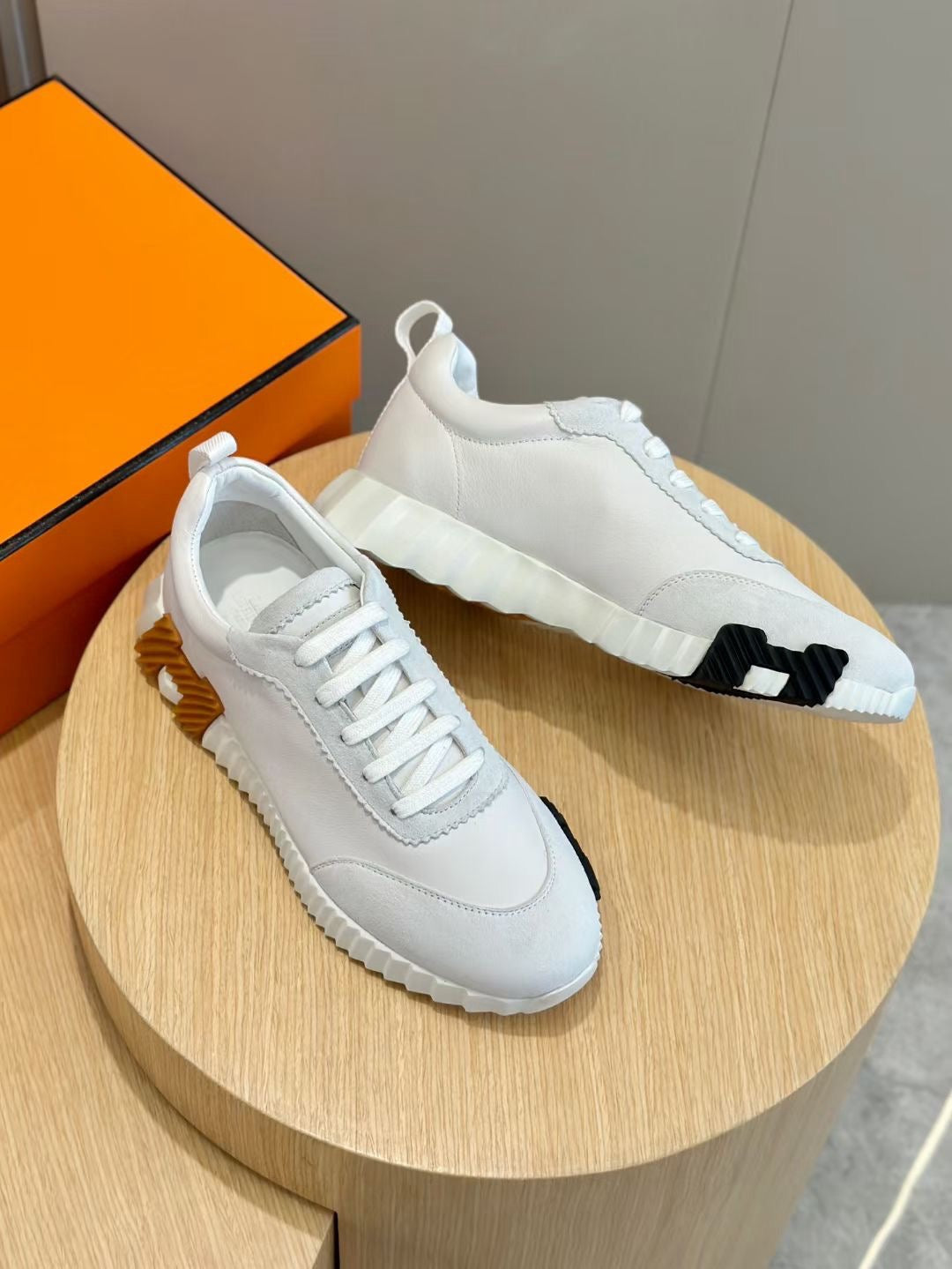 Braune, blaue und weiße Schuhe