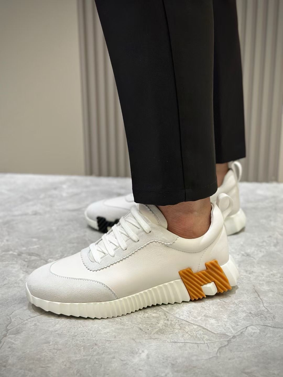 Braune, blaue und weiße Schuhe