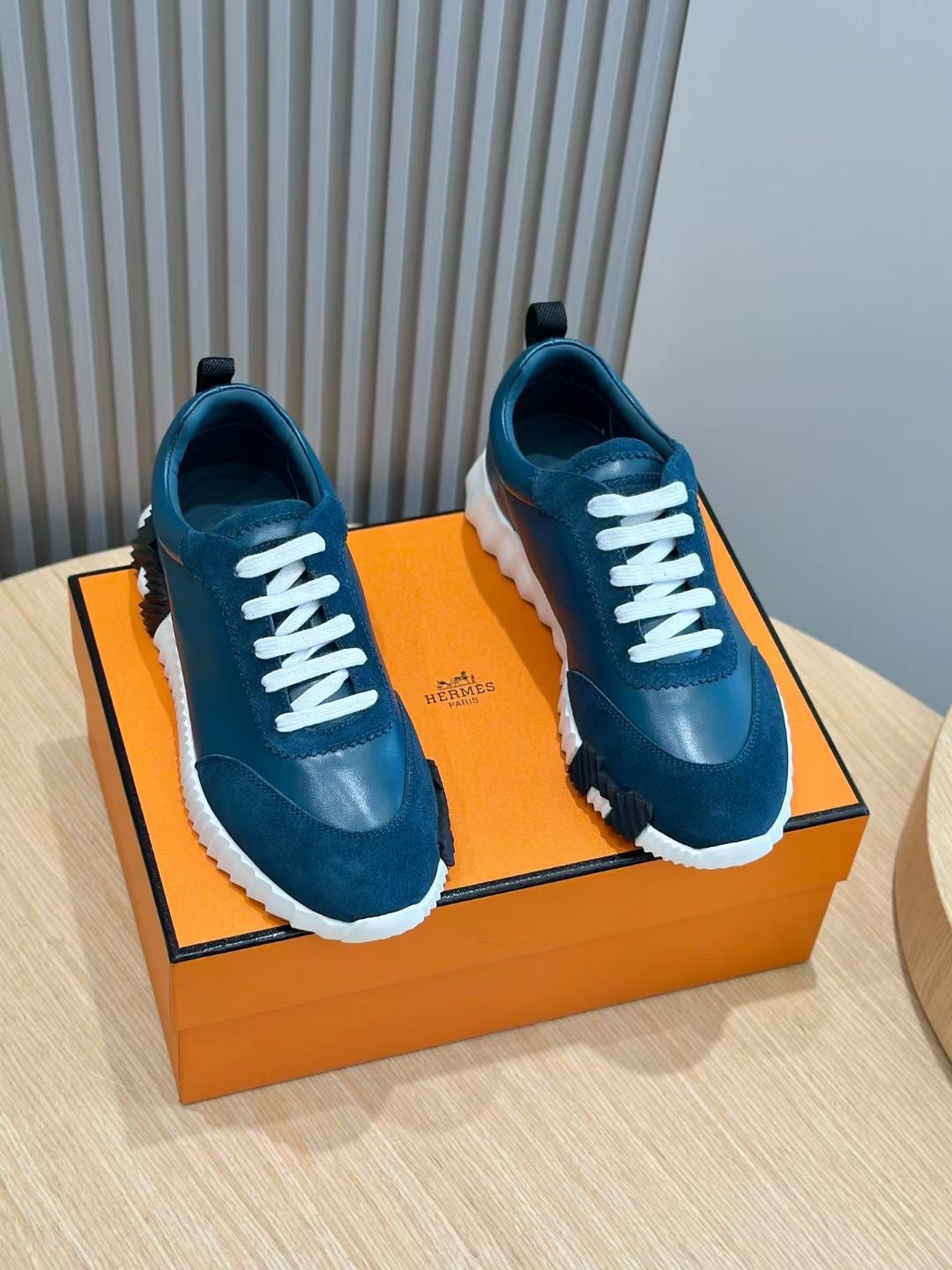 Braune, blaue und weiße Schuhe
