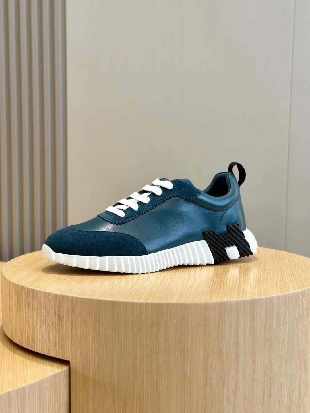 Braune, blaue und weiße Schuhe