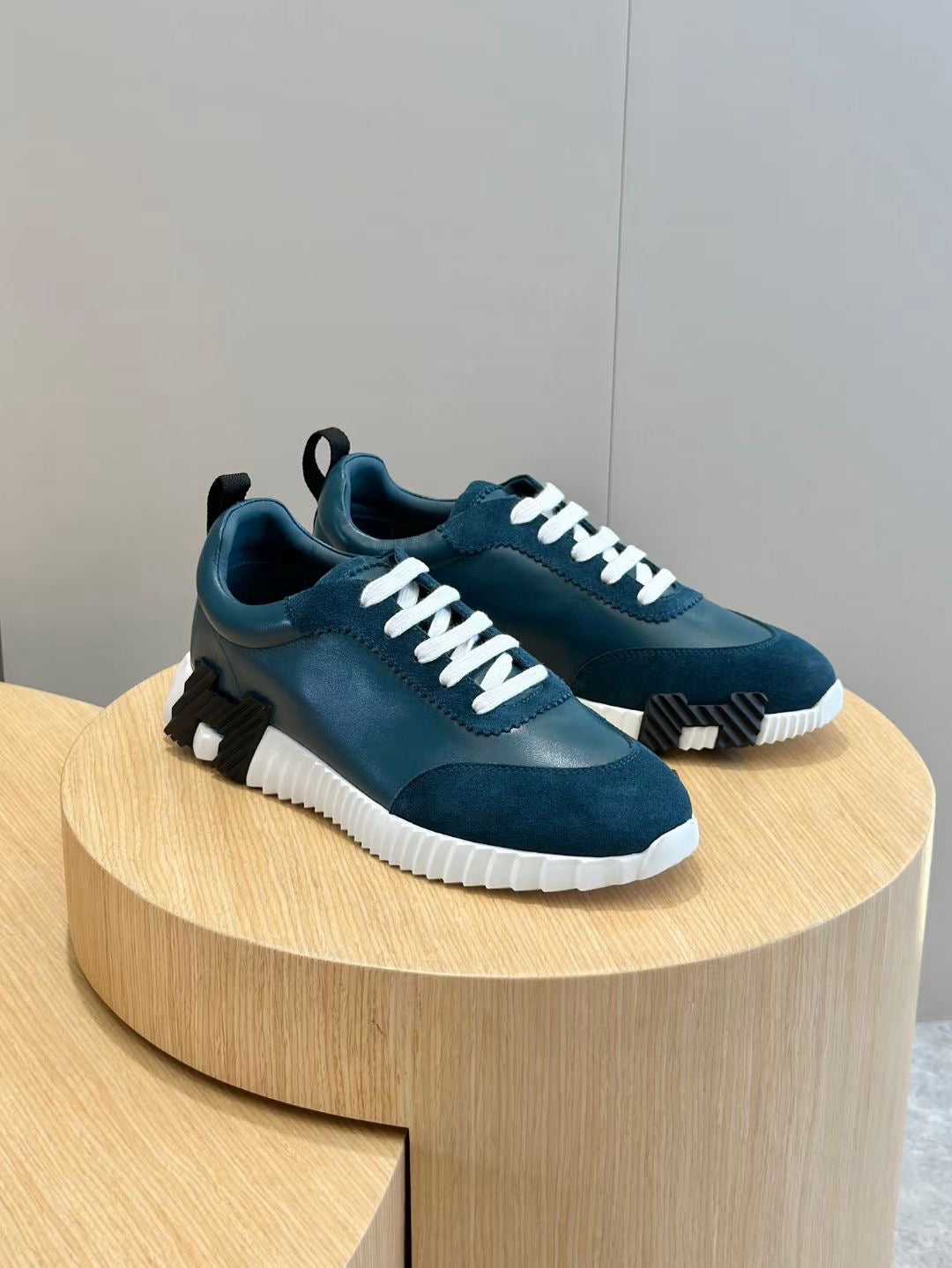 Braune, blaue und weiße Schuhe