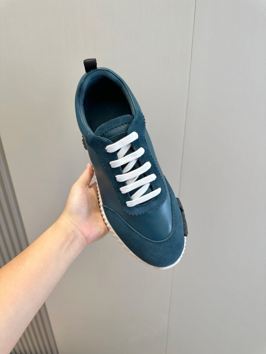 Braune, blaue und weiße Schuhe