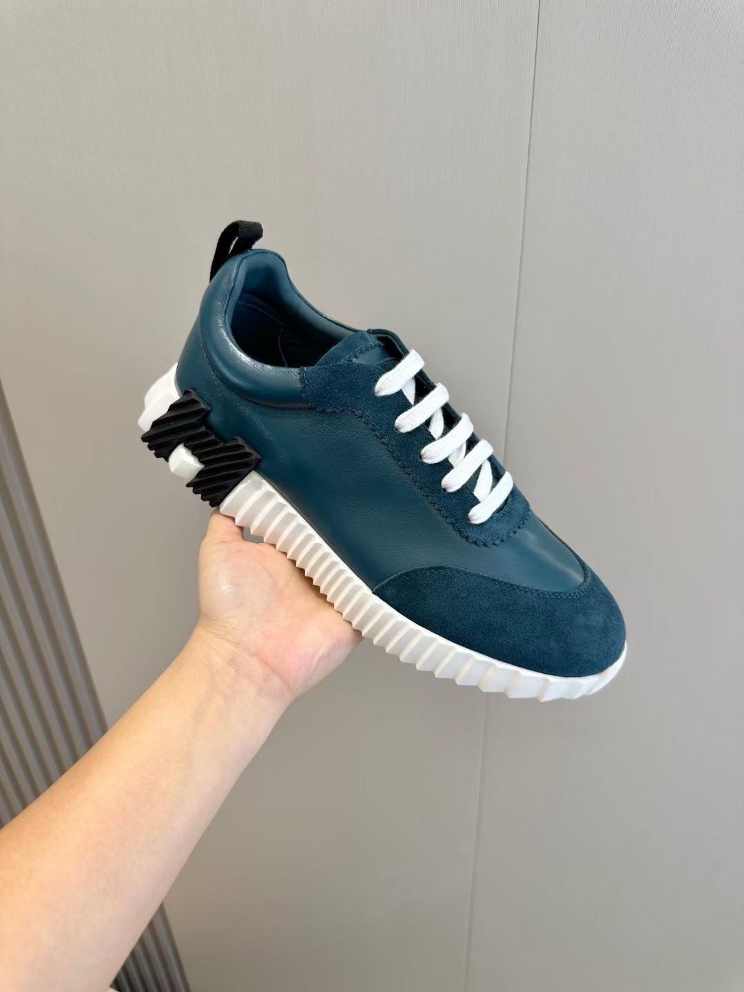 Braune, blaue und weiße Schuhe