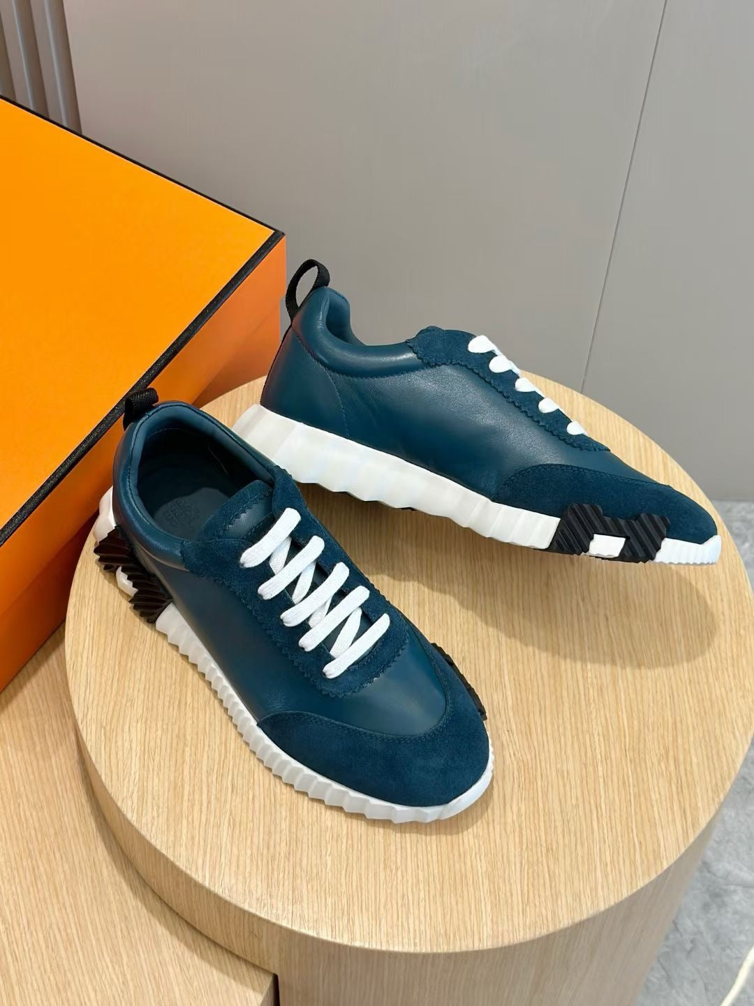 Braune, blaue und weiße Schuhe