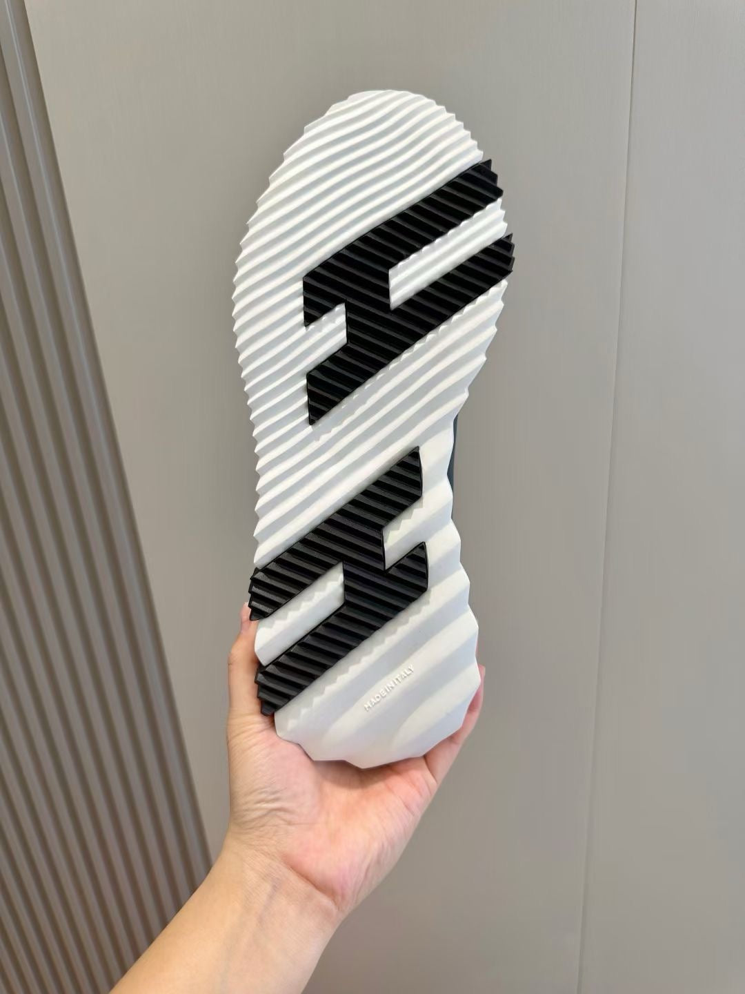 Braune, blaue und weiße Schuhe
