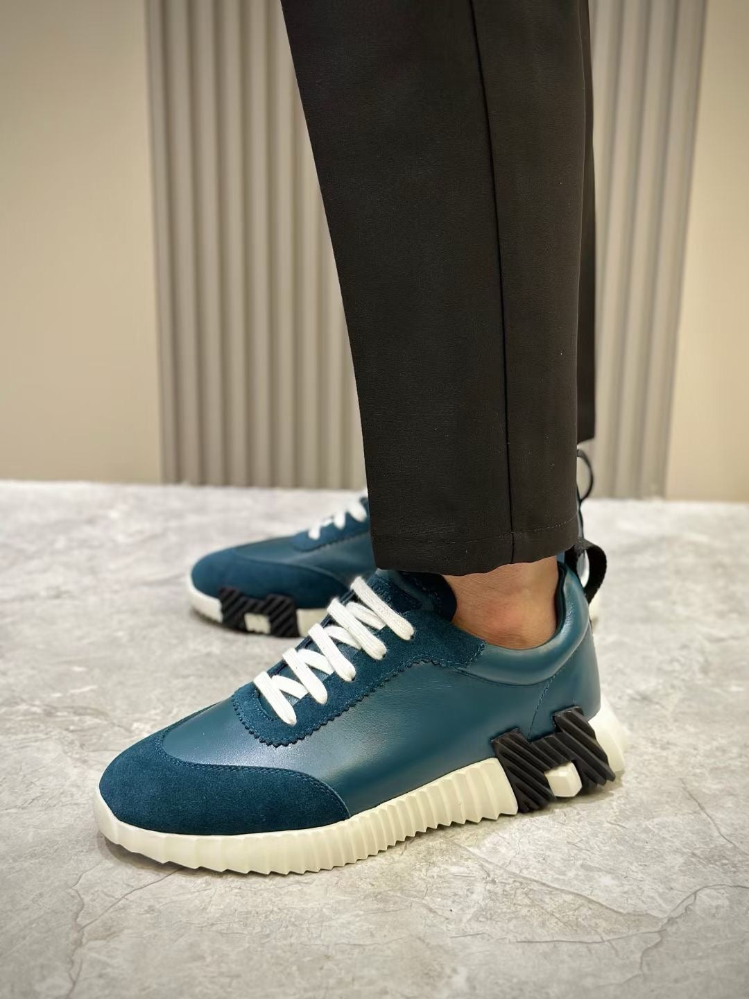 Braune, blaue und weiße Schuhe