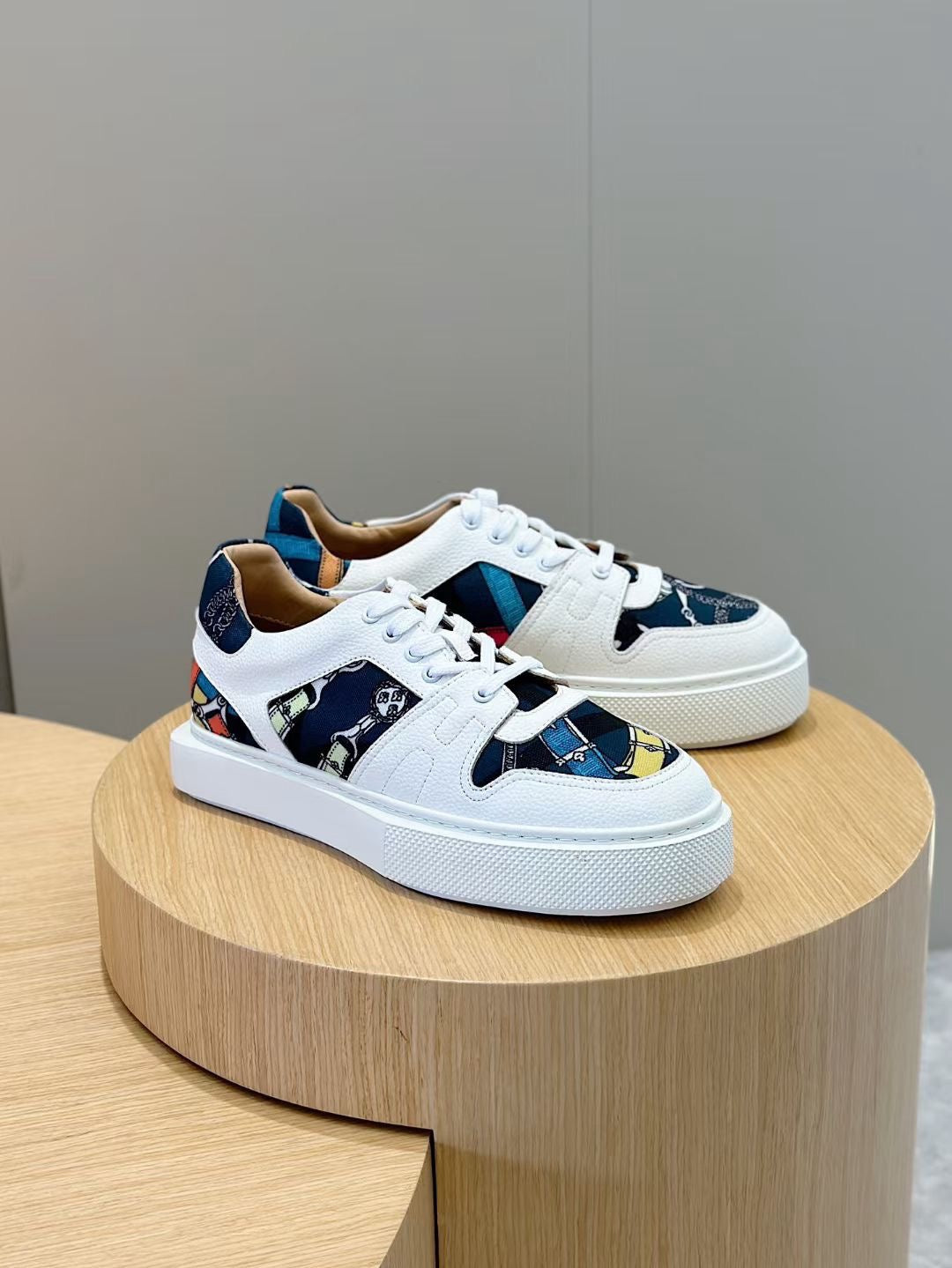 Mehrfarbige Schuhe