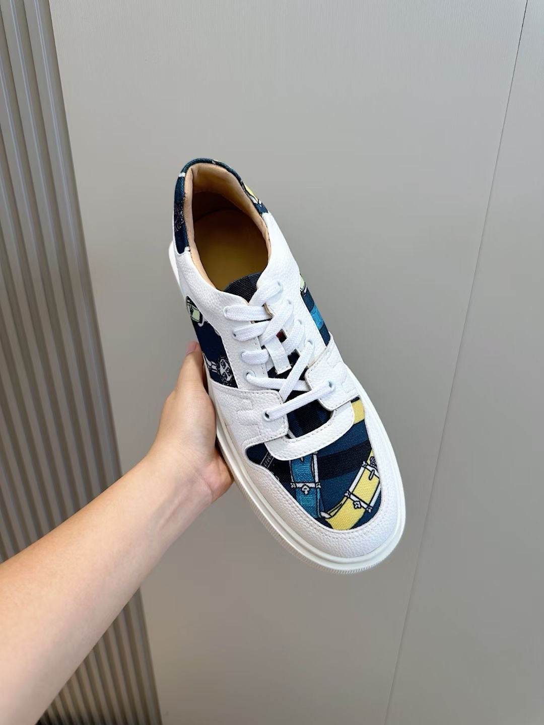 Mehrfarbige Schuhe
