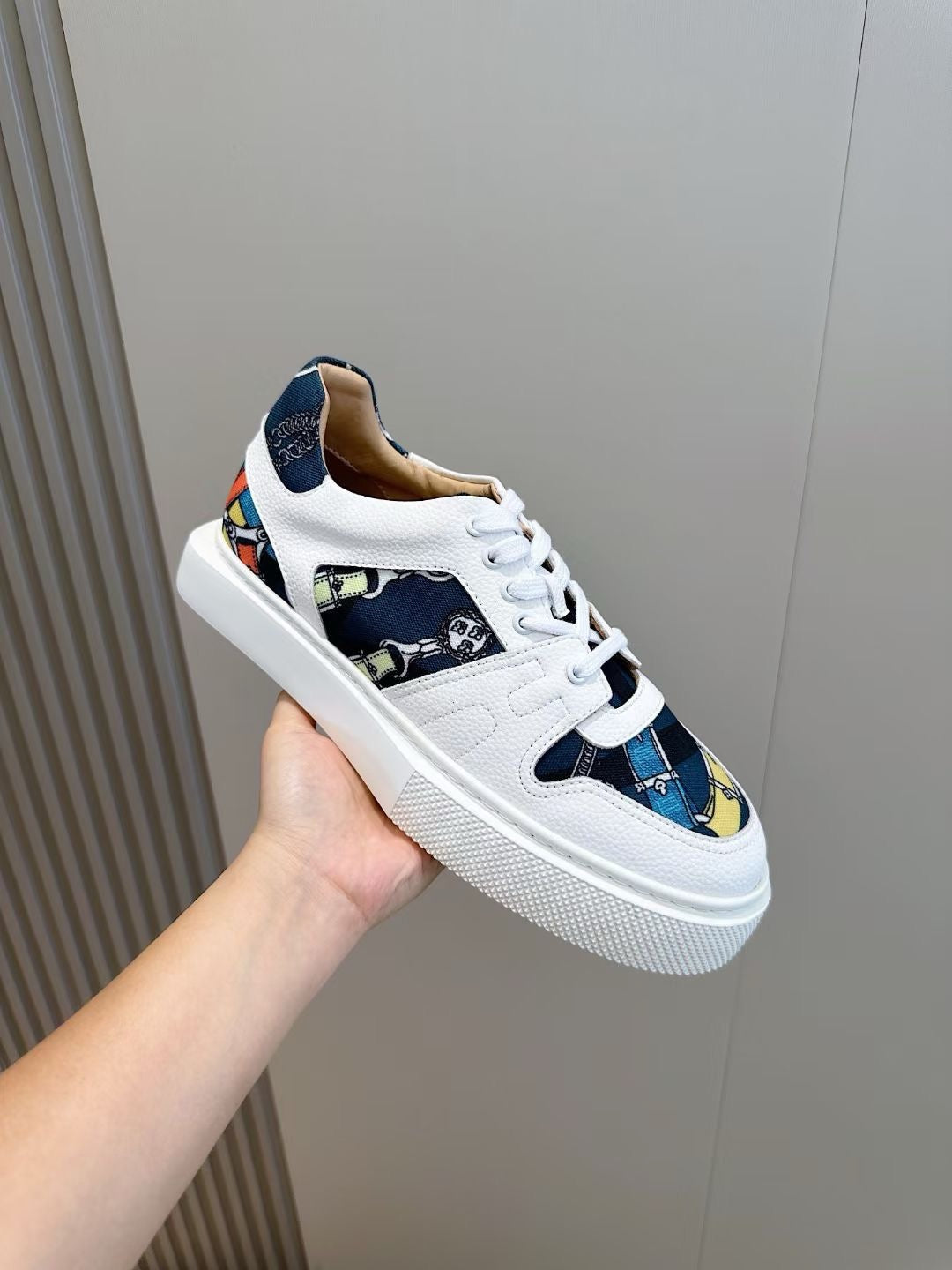 Mehrfarbige Schuhe