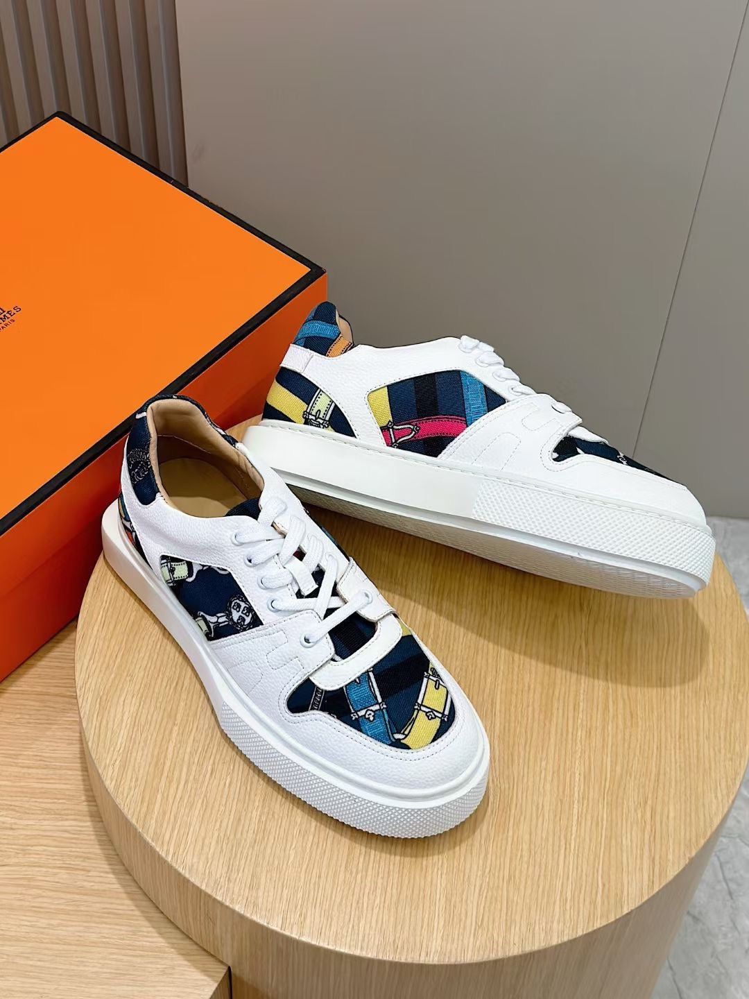 Mehrfarbige Schuhe