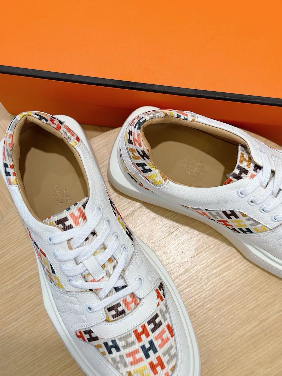 Mehrfarbige Schuhe