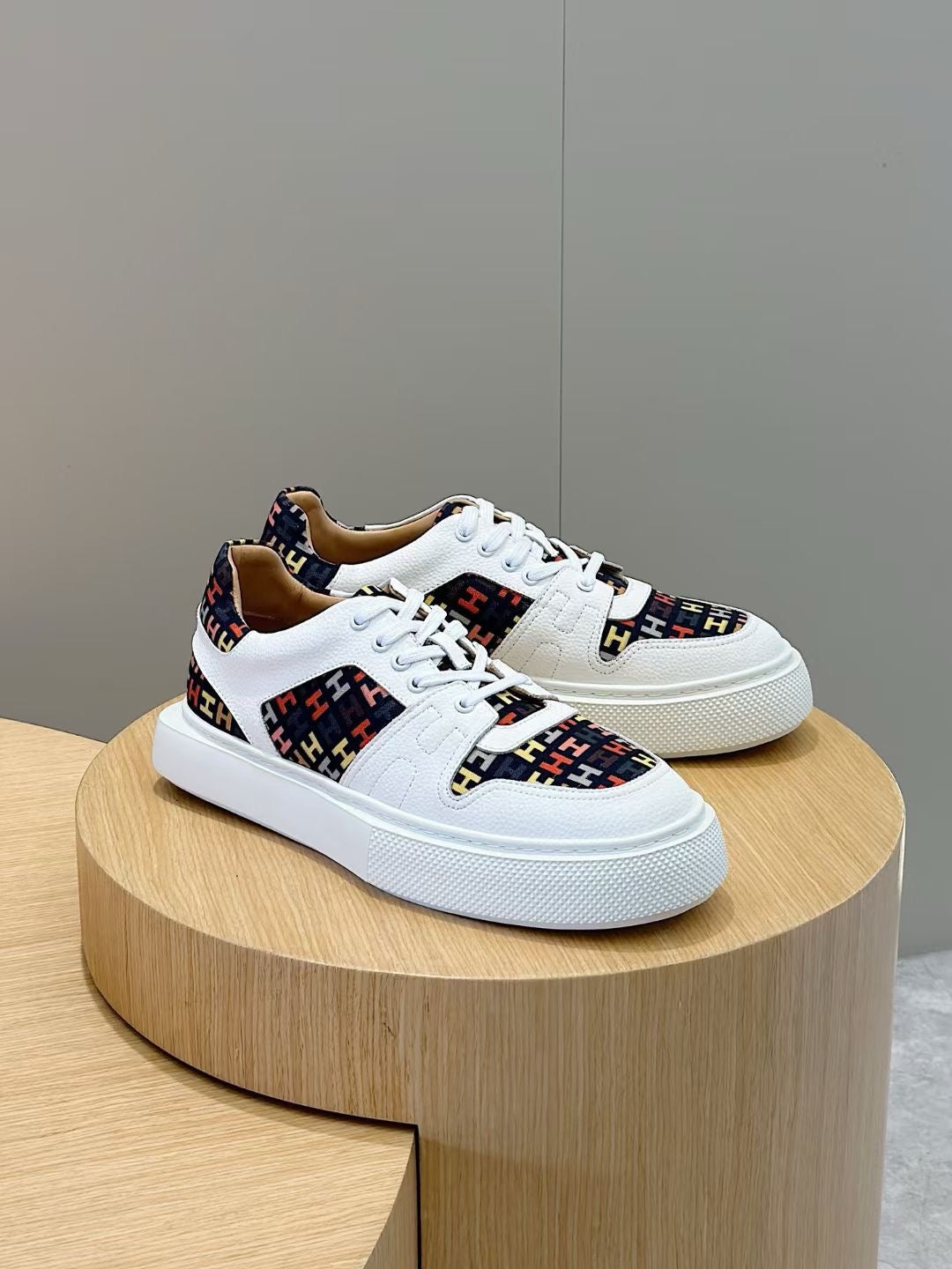Mehrfarbige Schuhe