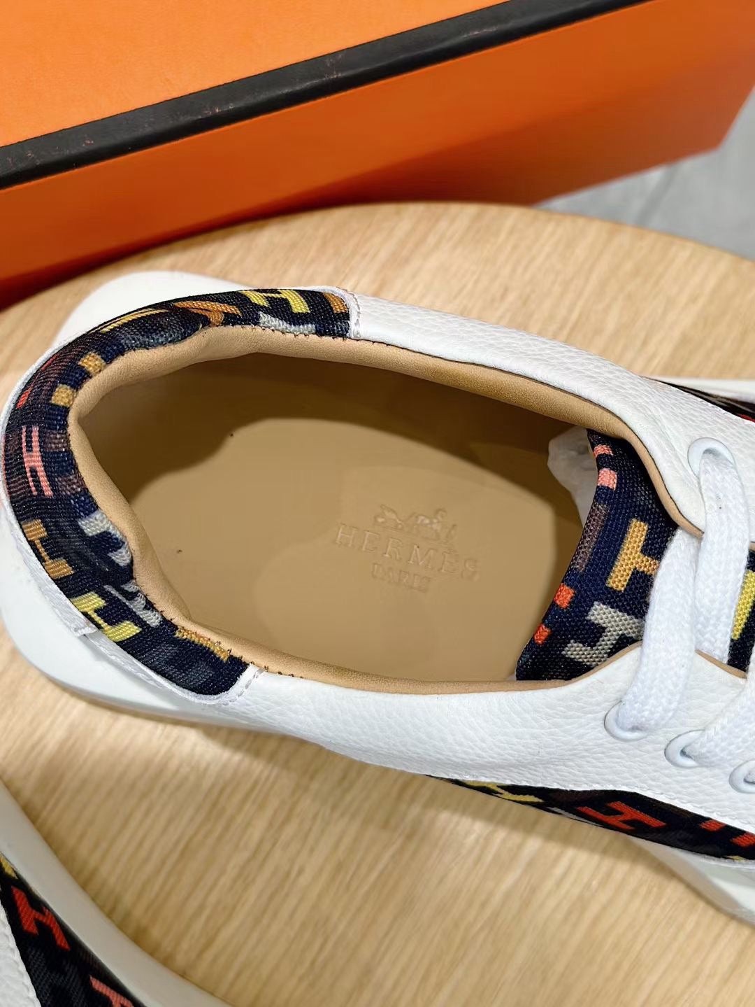 Mehrfarbige Schuhe