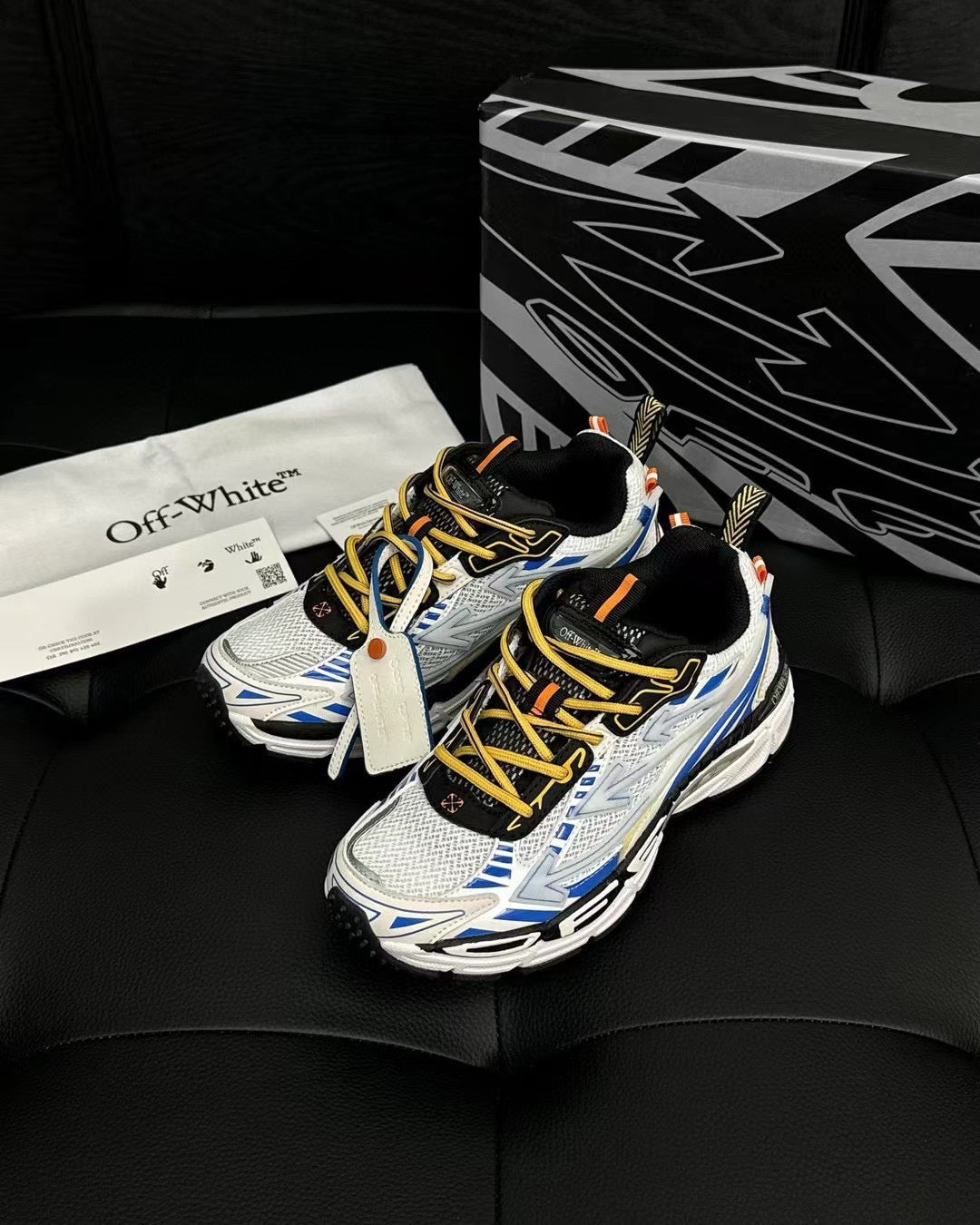 Mehrfarbige Schuhe