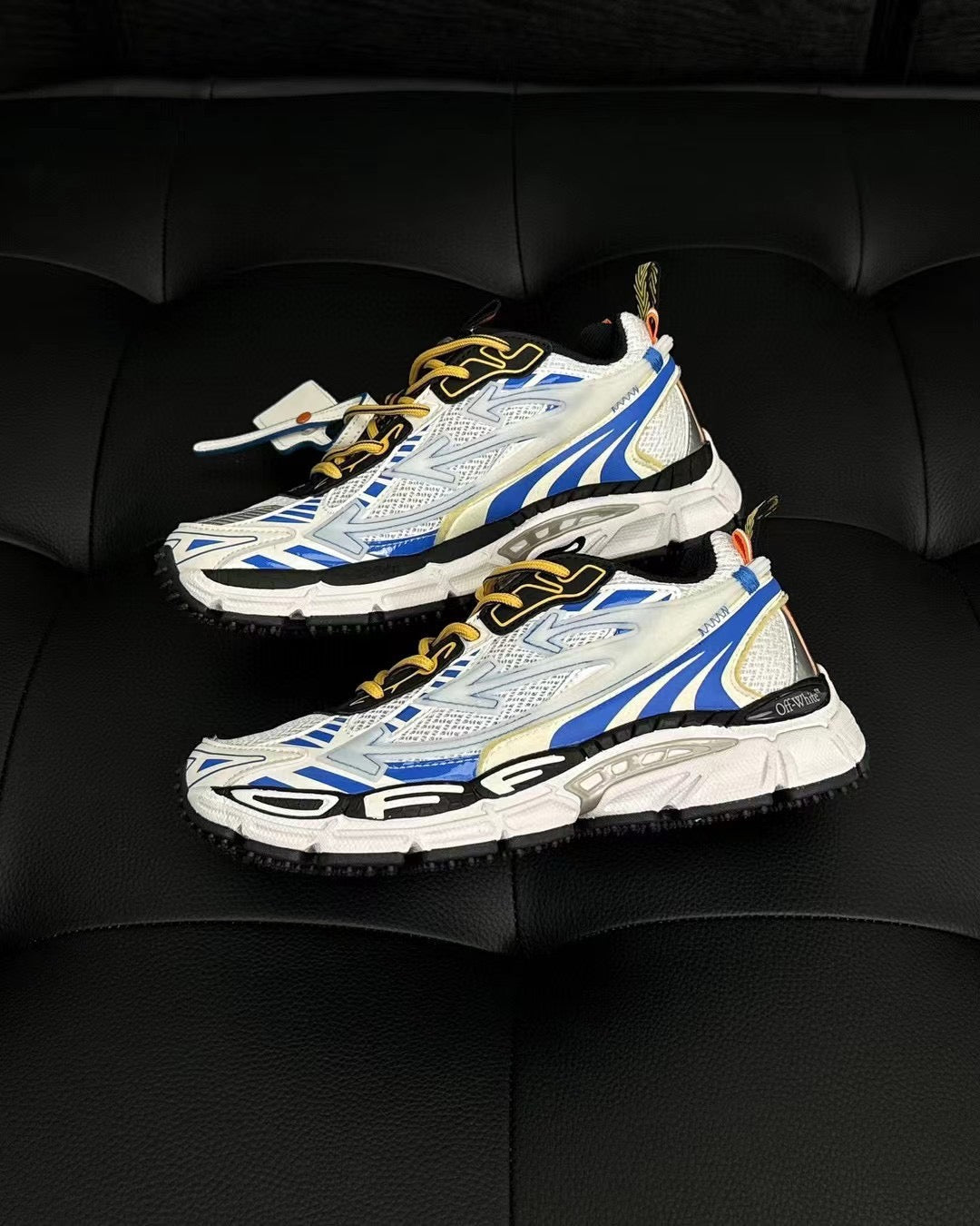 Mehrfarbige Schuhe