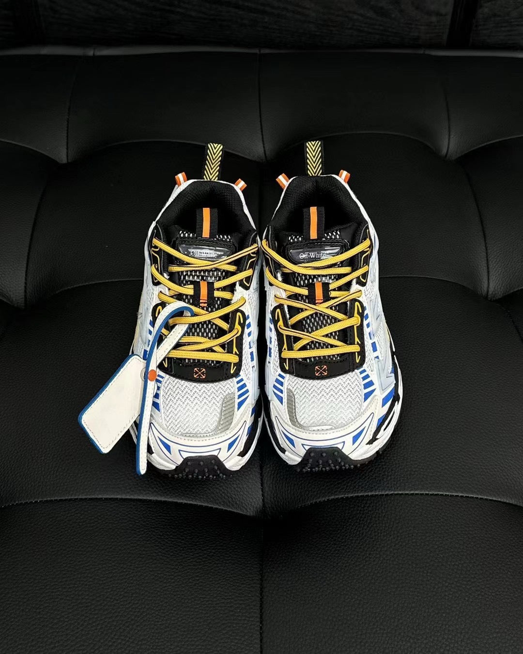 Mehrfarbige Schuhe