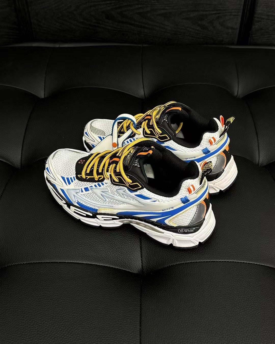 Mehrfarbige Schuhe