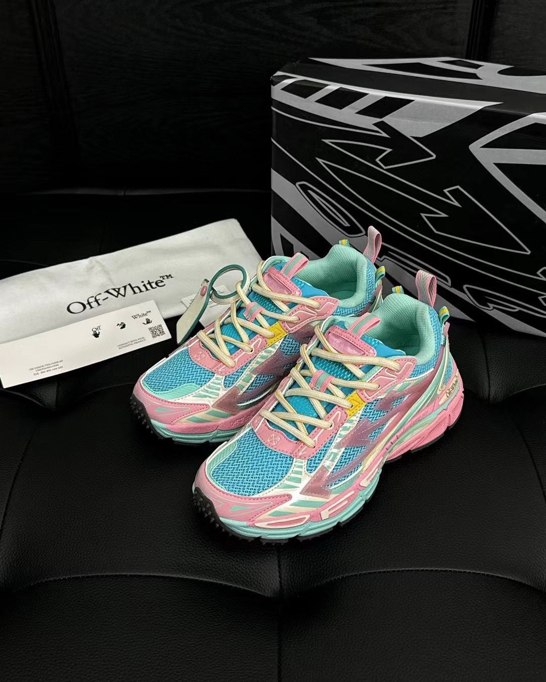 Mehrfarbige Schuhe