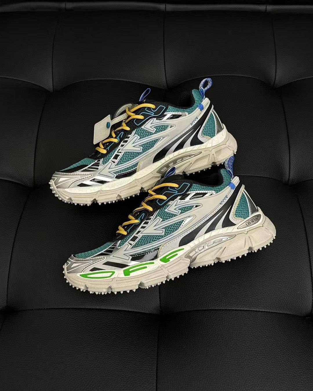 Mehrfarbige Schuhe