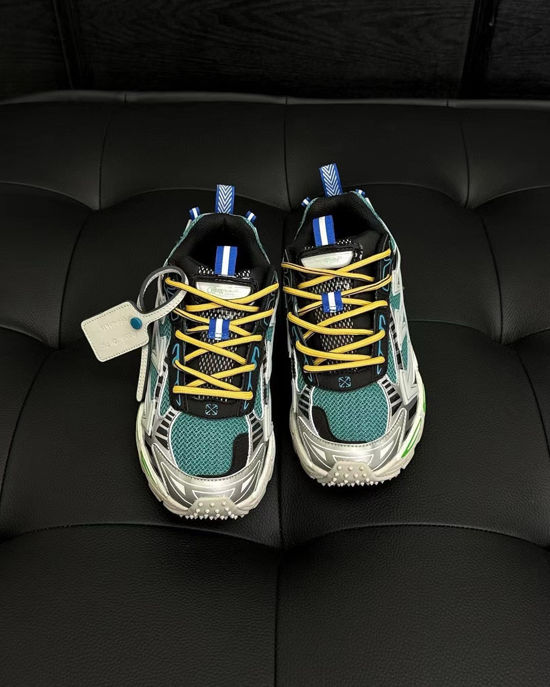 Mehrfarbige Schuhe