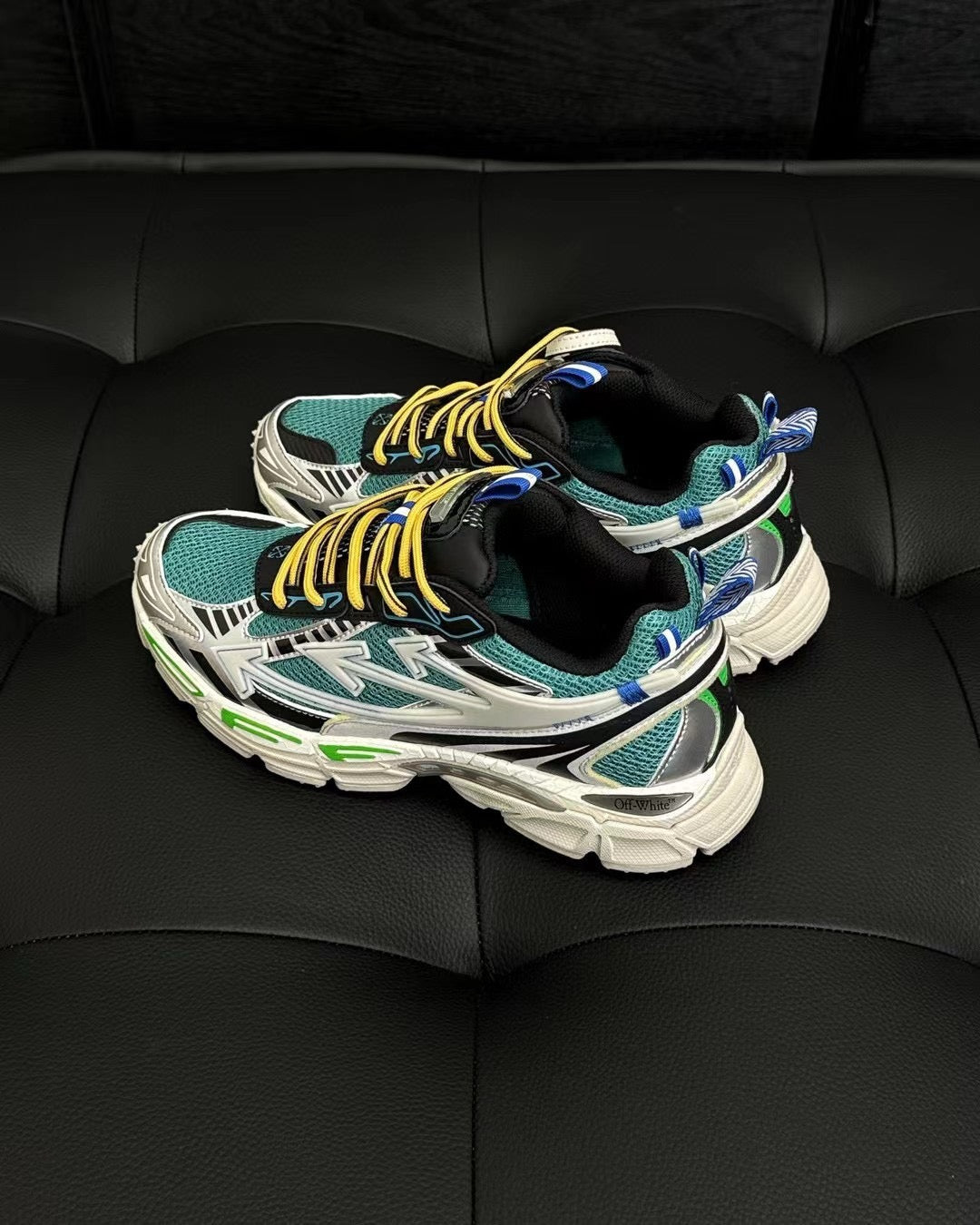 Mehrfarbige Schuhe