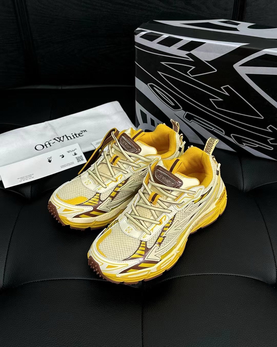 Mehrfarbige Schuhe