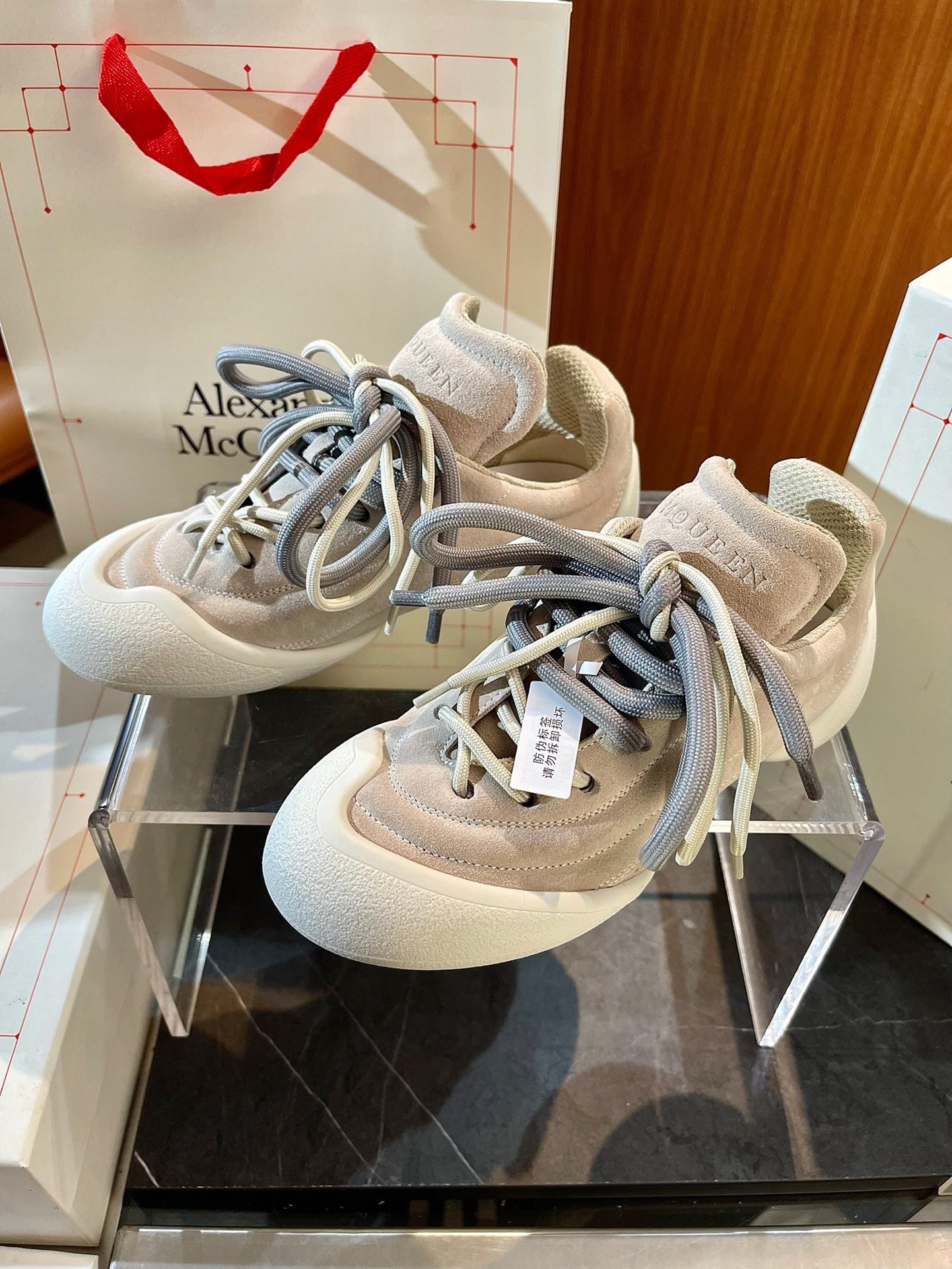 Mehrfarbige Schuhe