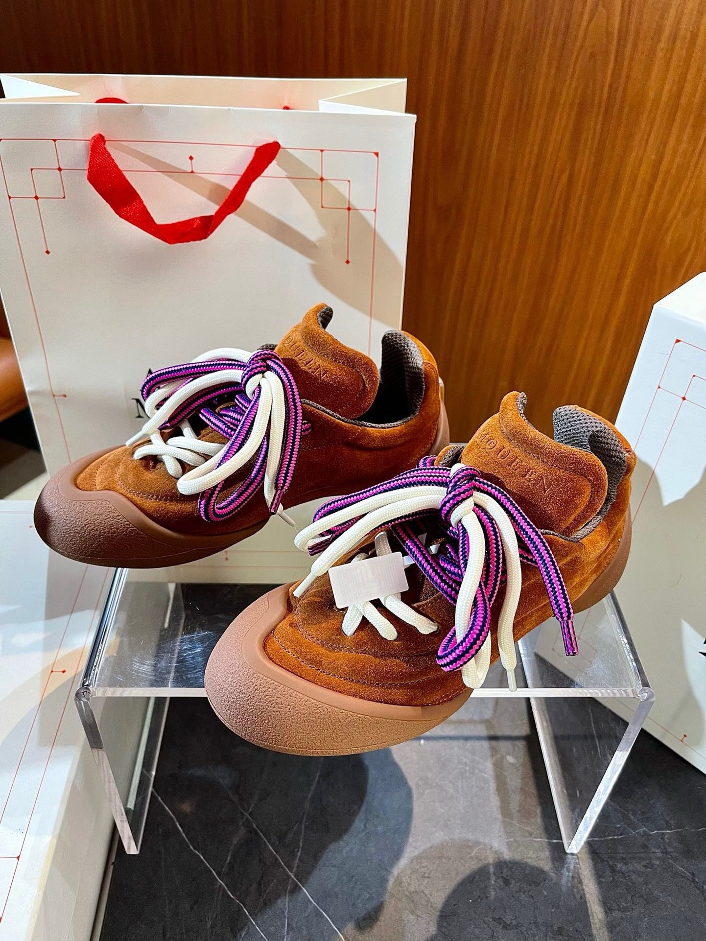 Mehrfarbige Schuhe