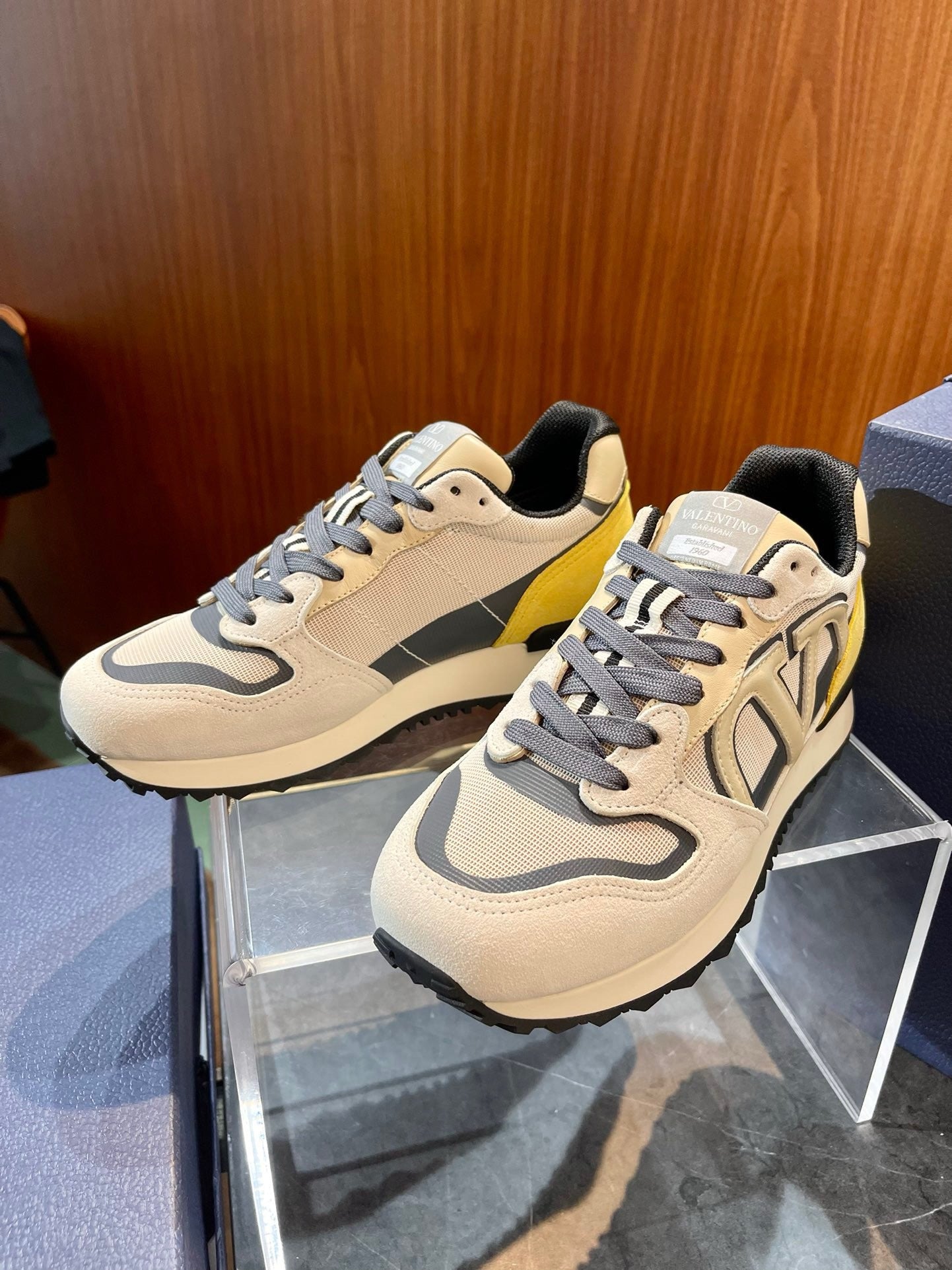 Mehrfarbige Schuhe