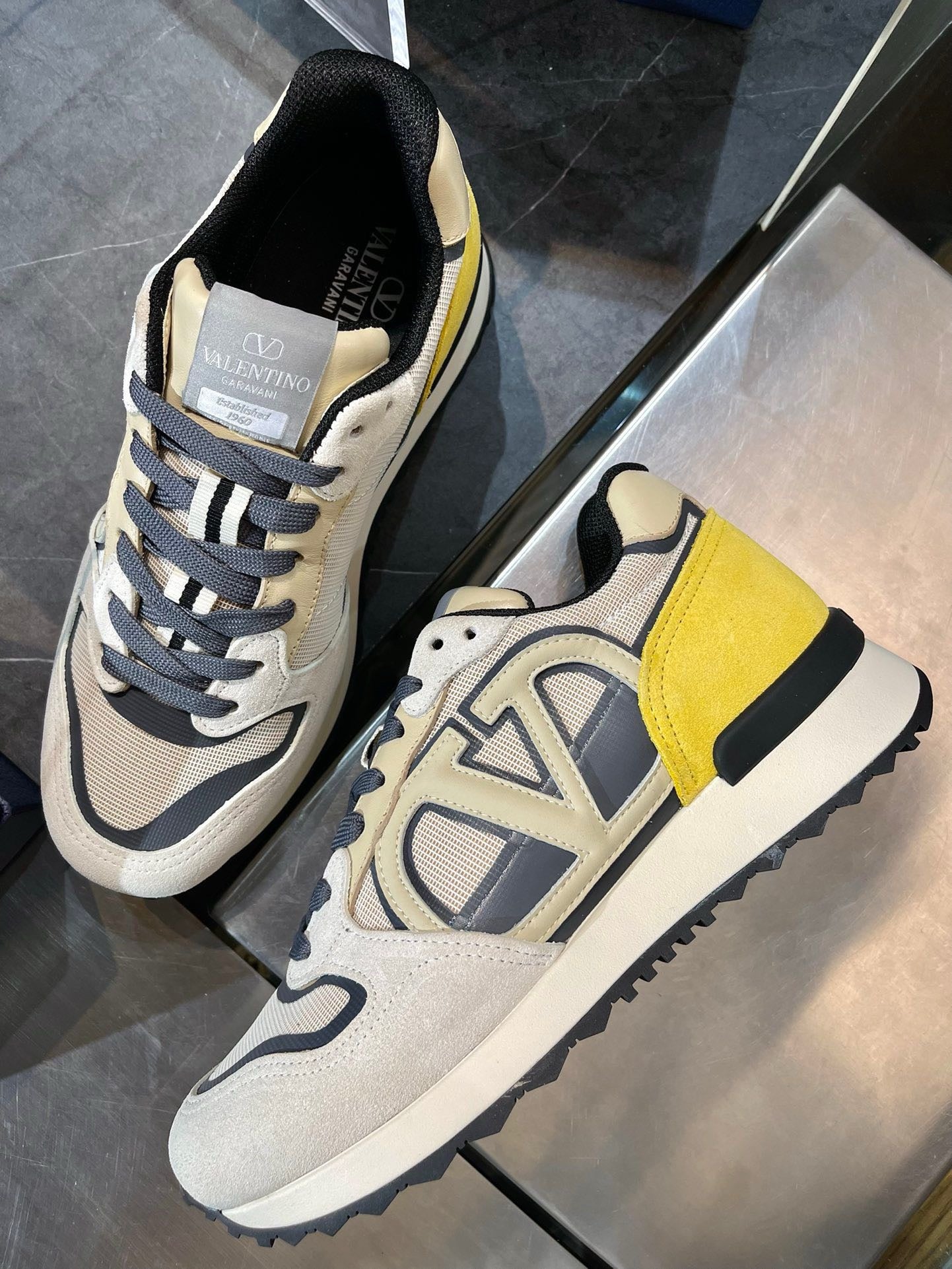 Mehrfarbige Schuhe