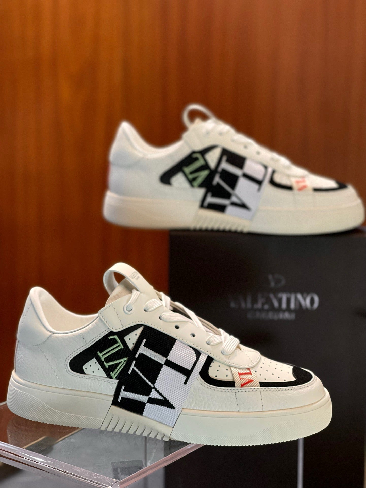Weiße schwarze Schuhe