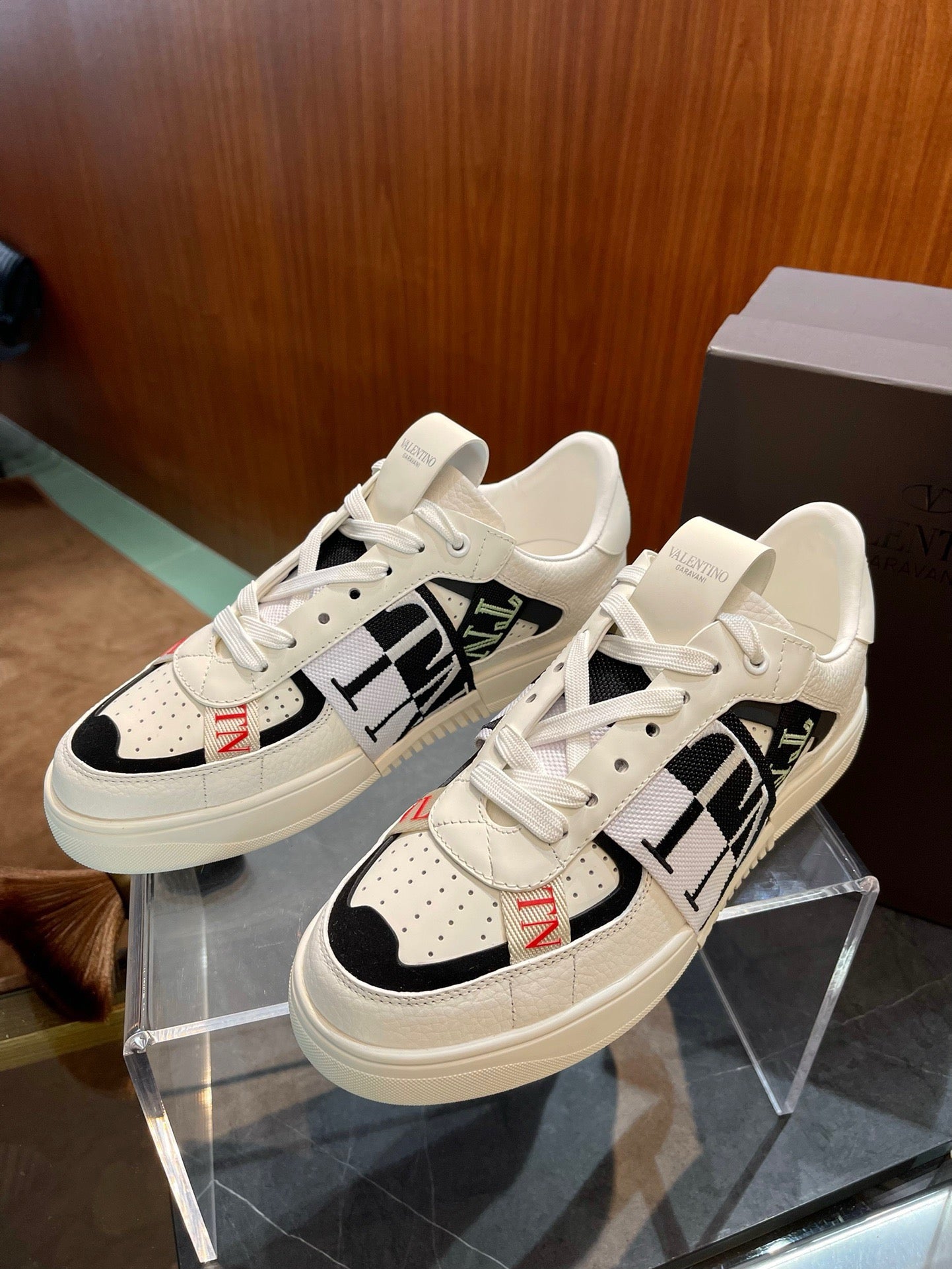 Weiße schwarze Schuhe
